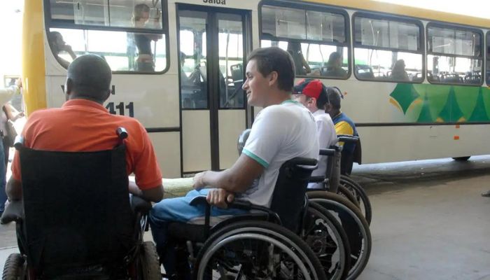"Cidades são hostis às pessoas com deficiência", afirma secretária